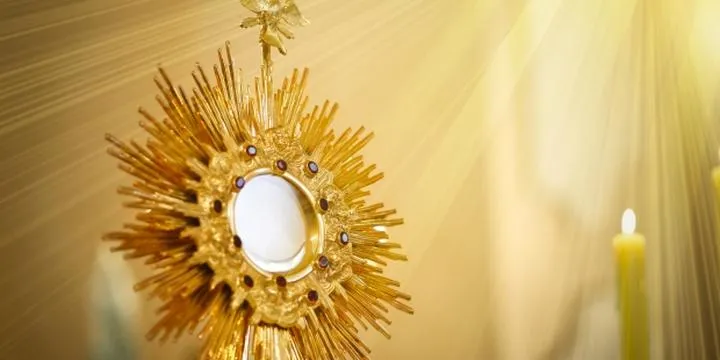 Co to najświętszy sakrament? Odkryj tajemnice eucharystii w Kościele katolickim