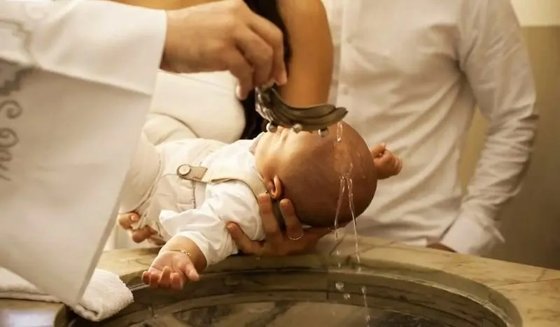 Dlaczego warto przyjmować chrzest? Odkryj jego znaczenie i duchowe korzyści