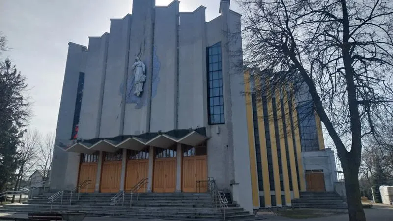 Kto podnosi rękę na kościół? Odkryj tajemnice współczesnych kontrowersji