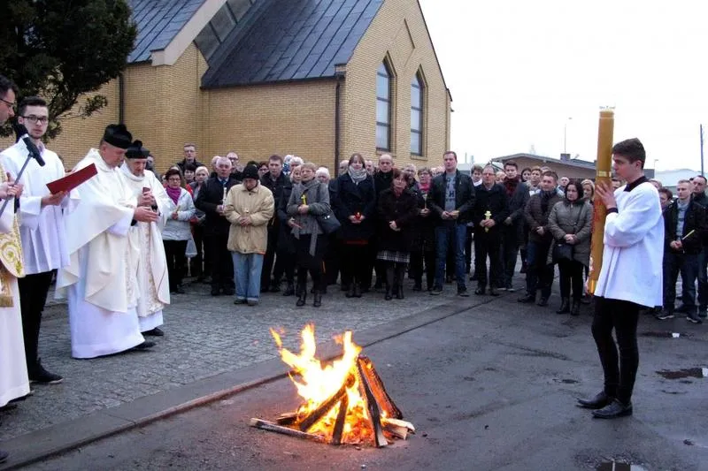 Liturgia Wielkiej Soboty a Niedzielna Msza: Co Warto Wiedzieć?